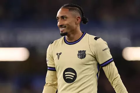 عملاق إنجليزي يستهدف رافينيا.. وبرشلونة يحدد البديل من البوندسليجا